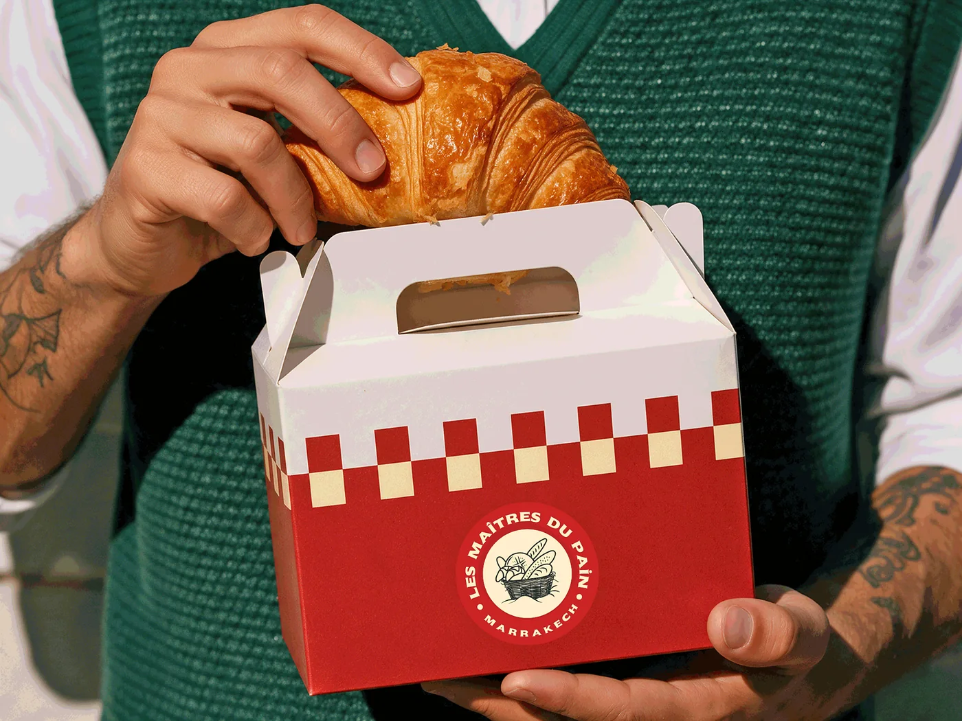 Croissant et boîte Les Maîtres du Pain